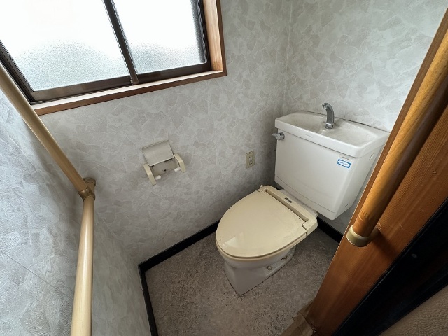 西小田町貸家のトイレ写真