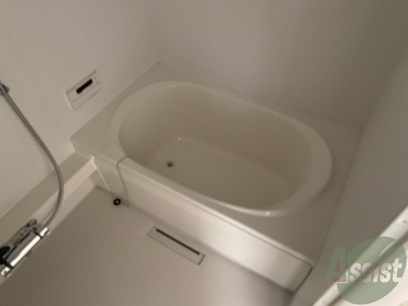 バス・シャワールーム　お風呂は追い焚き機能付きで快適にご利用いただけます。