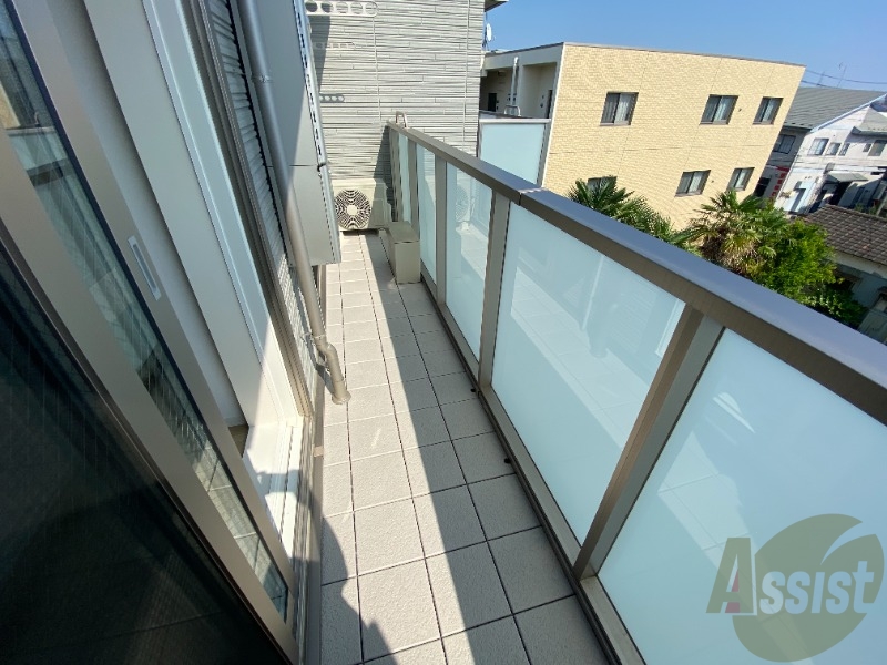 バルコニー　バルコニーはよく陽が当たり気持ちが良いです。