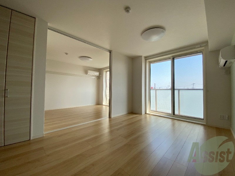 居室・リビング　１１．８帖のリビングは大きな窓のおかげでよく陽が差します