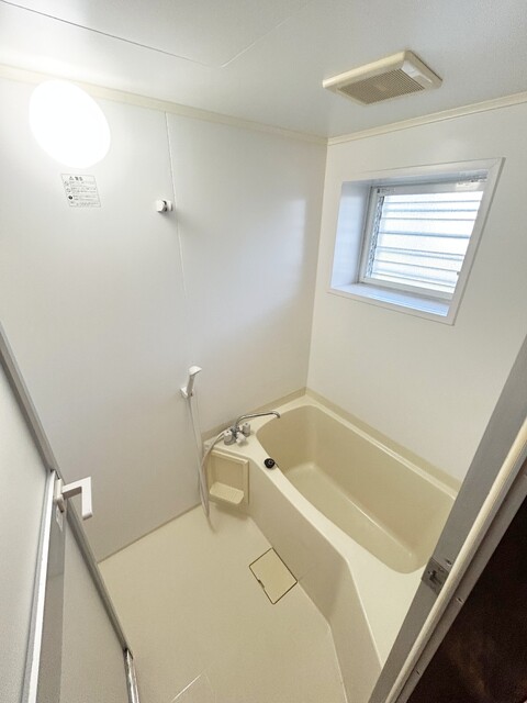 バス・シャワールーム　換気窓付のバスルーム♪