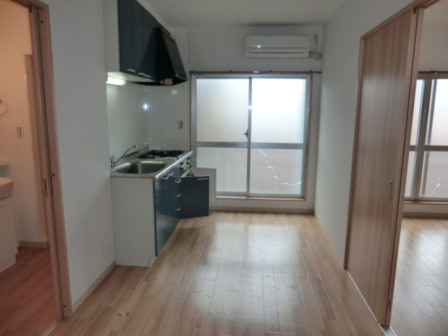 居室・リビング　床色が落ち着いた色合いで綺麗です♪