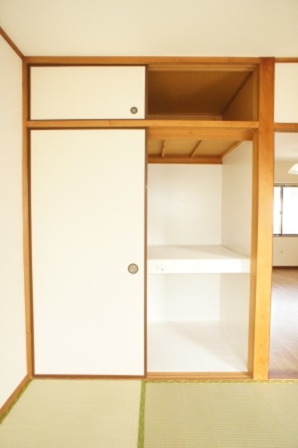 収納　昔ながらの押入タイプ収納♪奥行もあるので収納力があります！