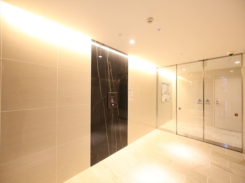 エントランス　エントランス　オートロック　防犯カメラ　宅配ＢＯＸ