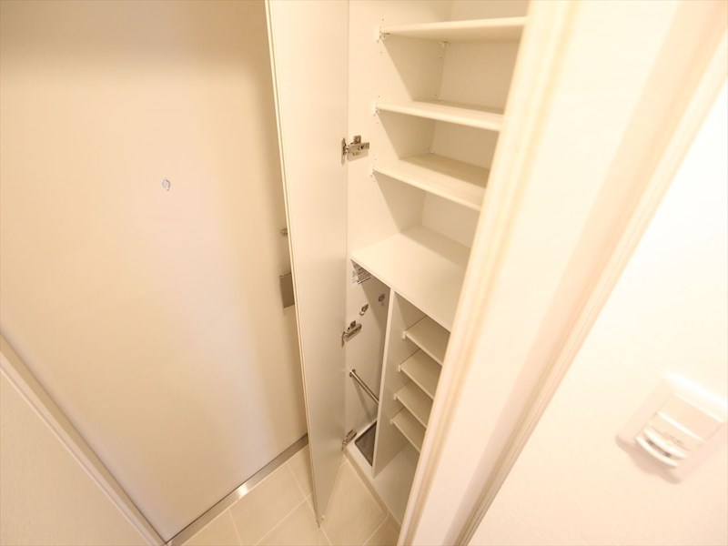玄関　玄関　シューズボックス付（収納充実してます）
