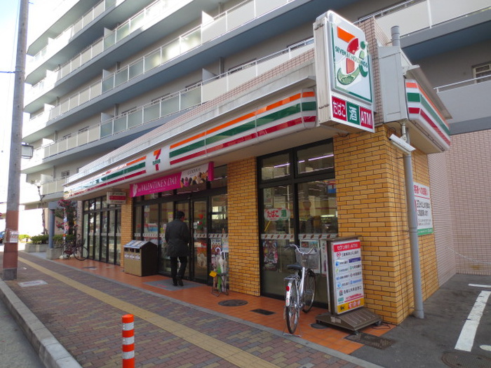 コンビニ　セブンイレブン（コンビニ）まで64m