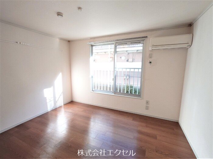 居室・リビング　エアコン完備の明るい室内です。