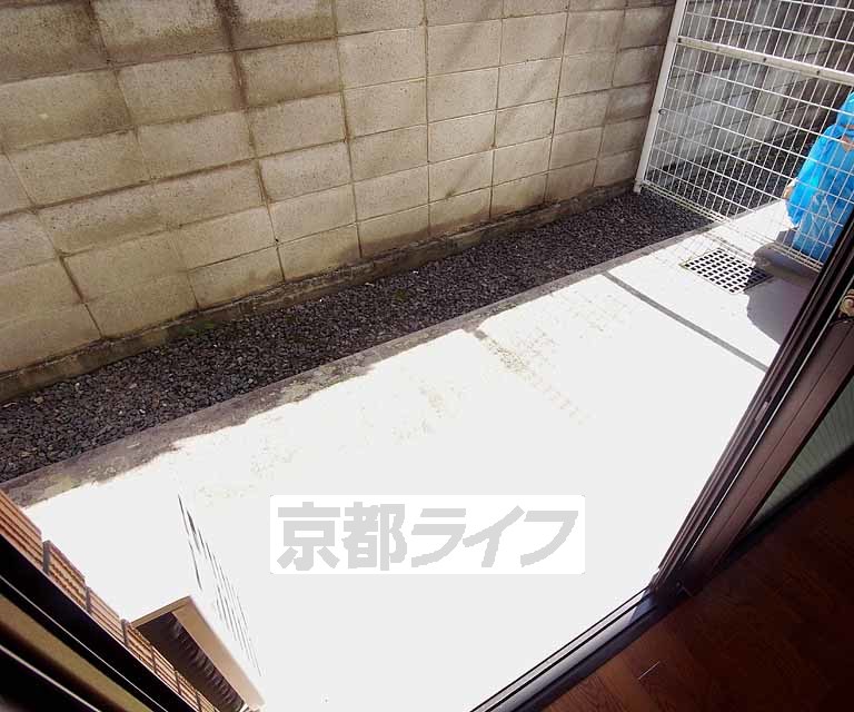 バルコニー　広い日当たりのよいバルコニーテラス