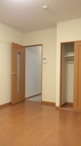 その他部屋・スペース　居室：１Fはフローリング　2Fは絨毯