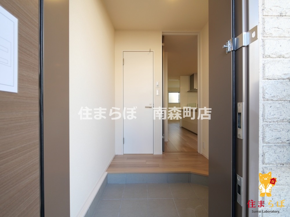 玄関　「気になったら、LINEで気軽に相談できますよ。」