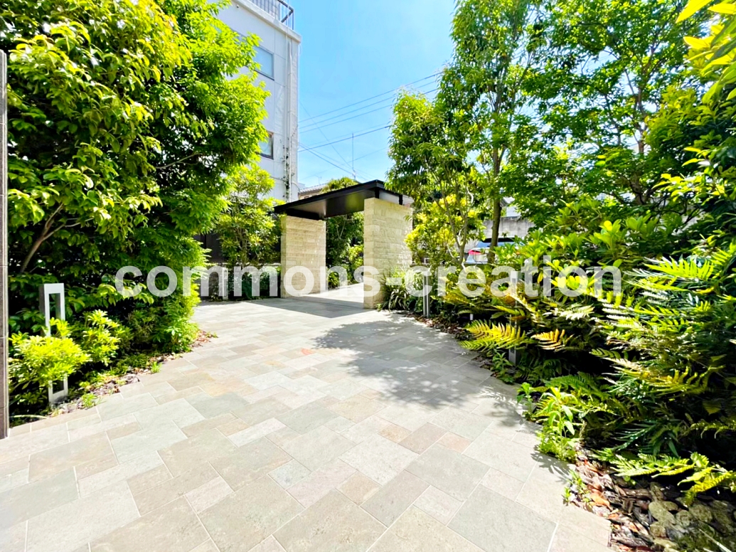 コンビニ　ファミリーマート神宮前5丁目店（コンビニ）まで472m