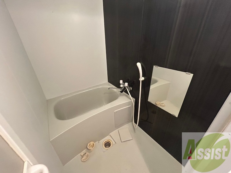 バス・シャワールーム　バスルームはこちらです。広々としてゆったり休めます。