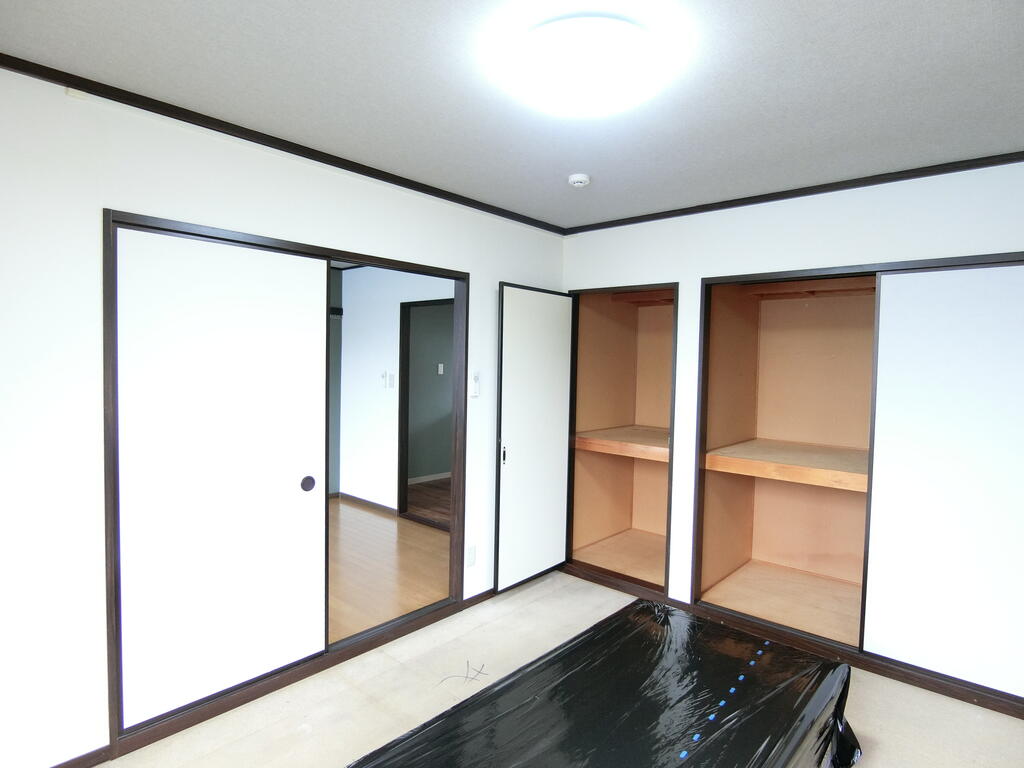 収納　■室内写真：和室６Ｊ■押入れは１間半のスペースです♪