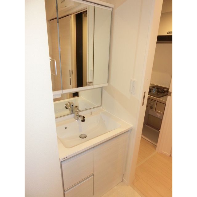 洗面設備　独立洗面台、朝の身支度には欠かせません