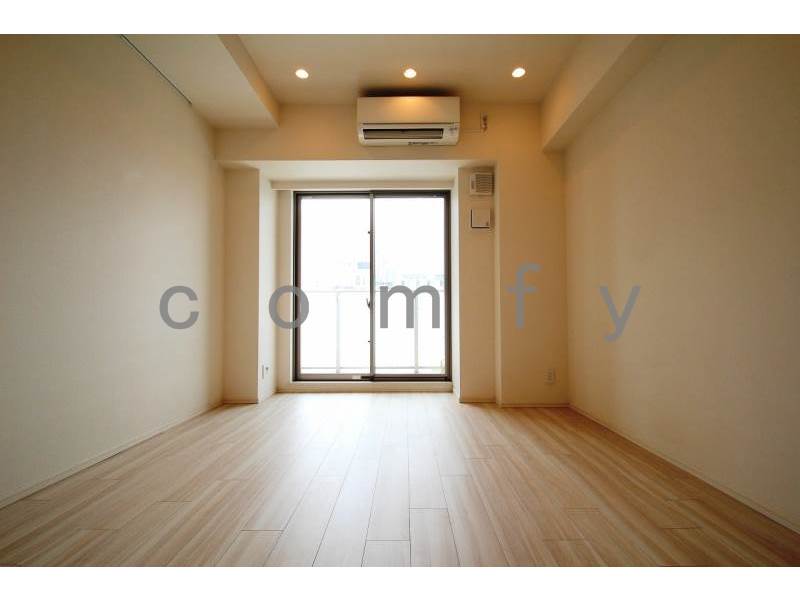 居室・リビング　艶消しの上品なフローリング