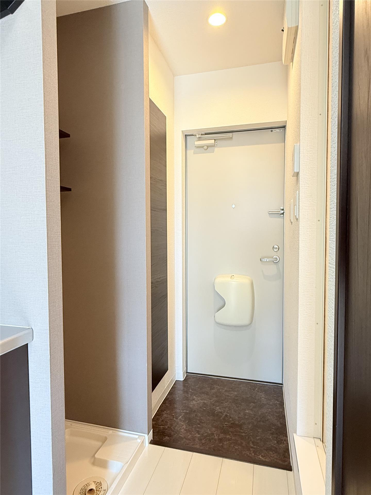 玄関　※同物件別室同タイプの写真です