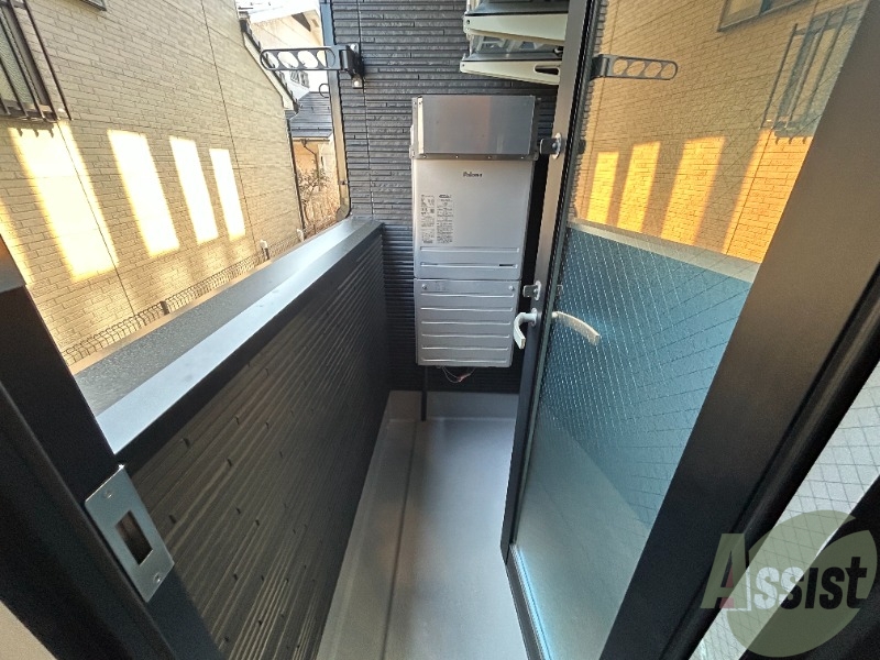 バルコニー　ベランダはこんな感じ。洗濯物を干すスぺースがございます。