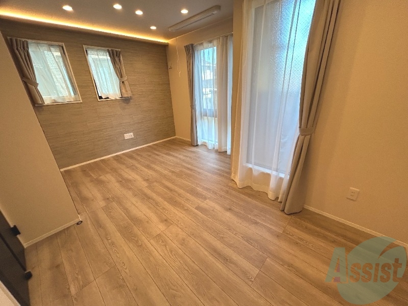 居室・リビング　７．６帖のリビングです。窓が多く日中は明るいです。