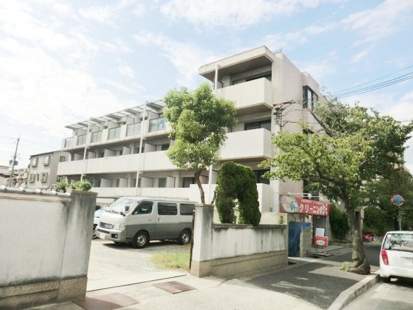 建物外観　敷地内に駐輪場があります♪