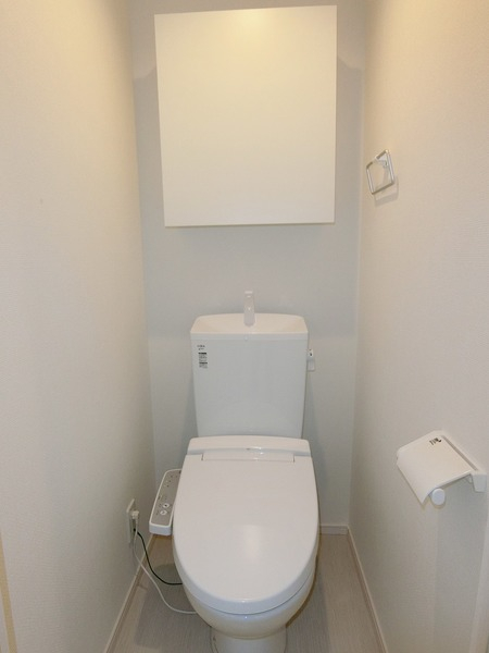 トイレ　個室タイプのトイレです。