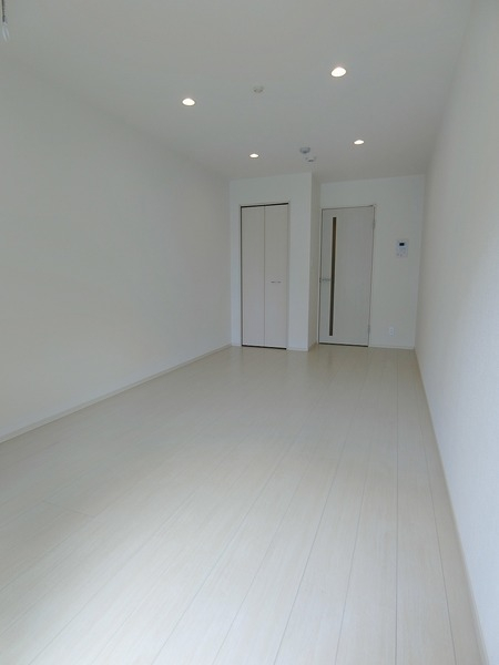 居室・リビング　優しい色合いの床材を使用した居住空間です。