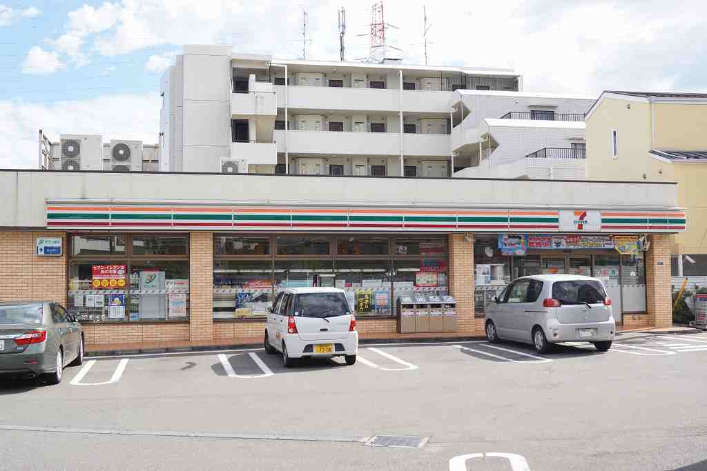 コンビニ　セブンイレブン横浜高田東3丁目店（コンビニ）まで388m