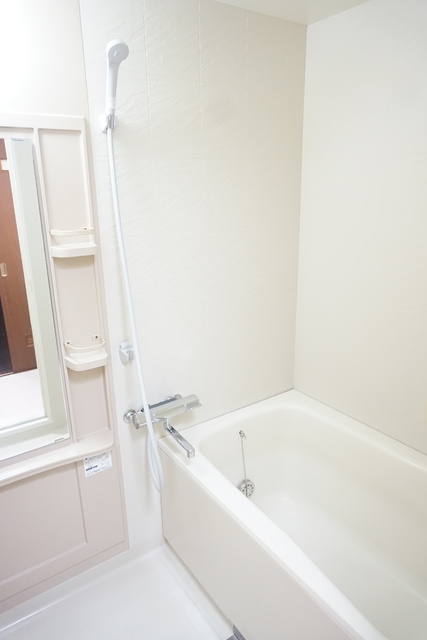 バス・シャワールーム　お風呂は追焚給湯付きです