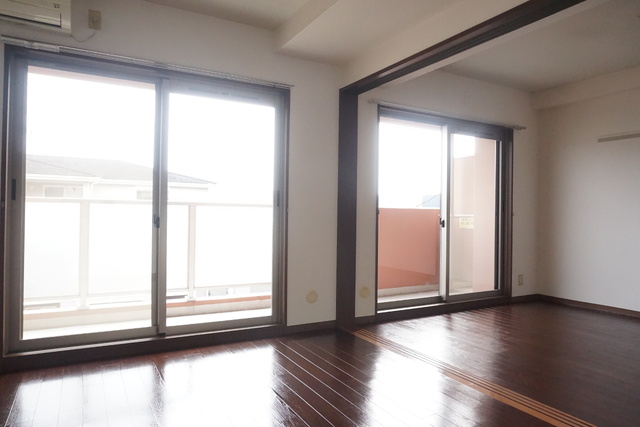 居室・リビング　南西向き１０．７帖のＬＤＫです