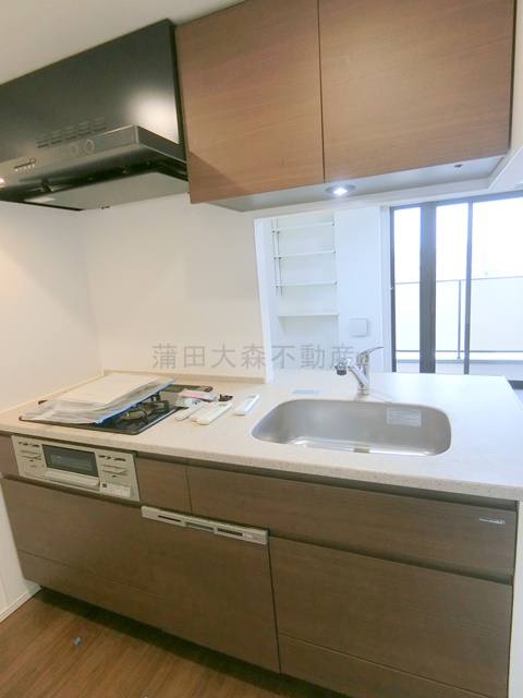 キッチン　3口ガスキッチン、食洗器付き