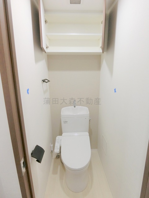 トイレ　上部棚収納温水暖房便座付きトイレ
