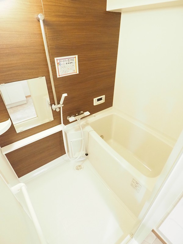 バス・シャワールーム　バスルーム。