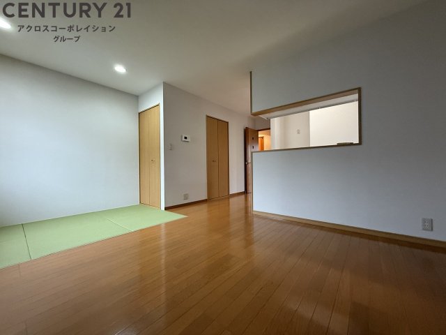 居室・リビング　リビングに畳コーナーあります！