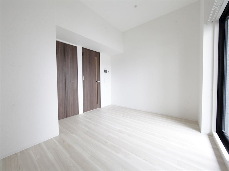 居室・リビング　洋室8.0帖　エアコン完備　バルコニーに面しています