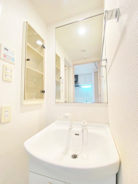 洗面設備　大きな鏡の洗面台