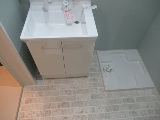 洗面設備　明るい洗面所です