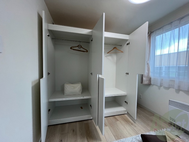 収納　こちらの収納にはハンガーをかけて服もしまえますね。