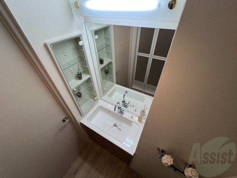 洗面設備　大きくて使いやすそうな独立洗面台になっています。