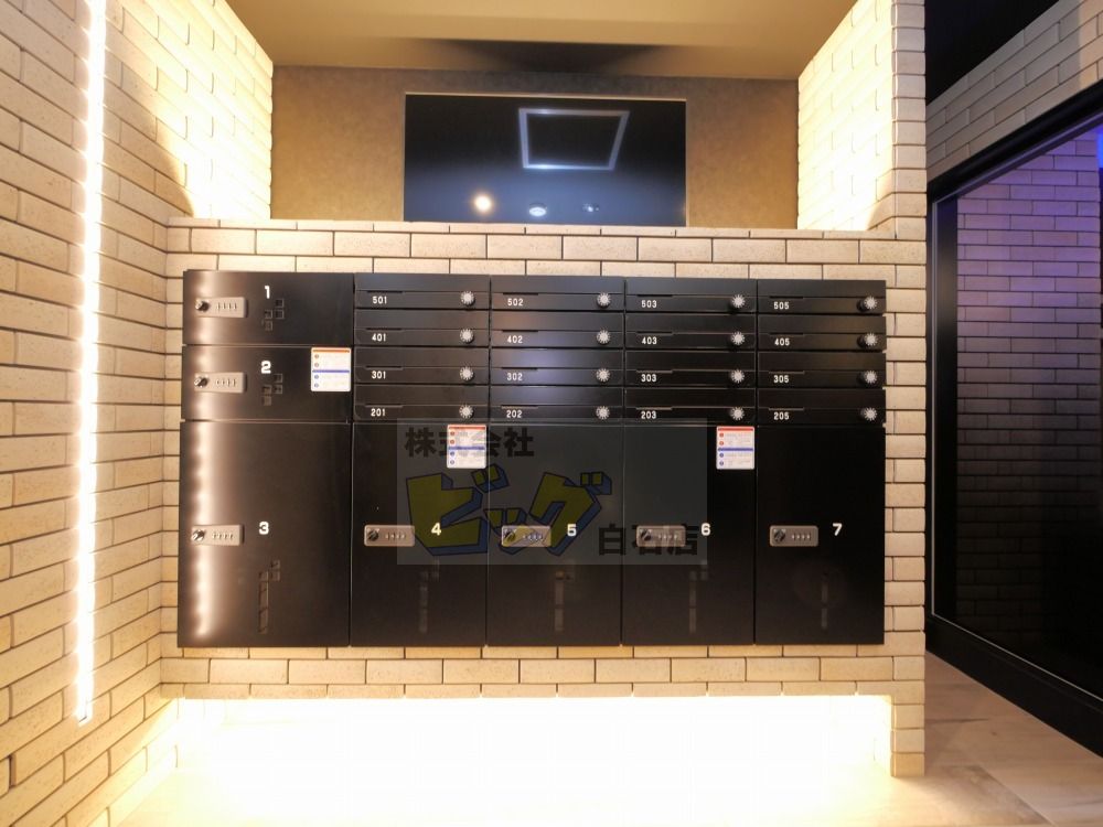 エントランス　留守中も荷物が受け取れて便利な宅配ＢＯＸ完備しています♪