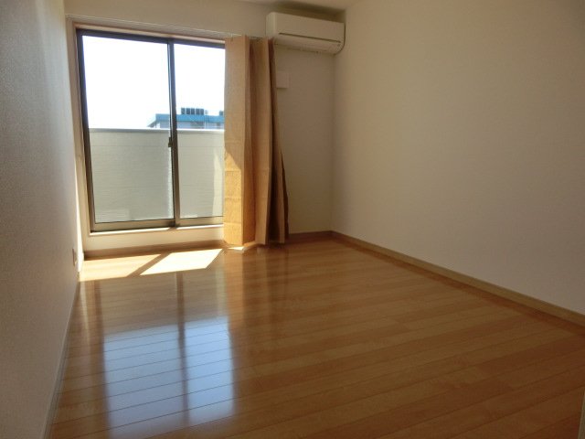 居室・リビング　※同タイプの別の部屋の写真です。