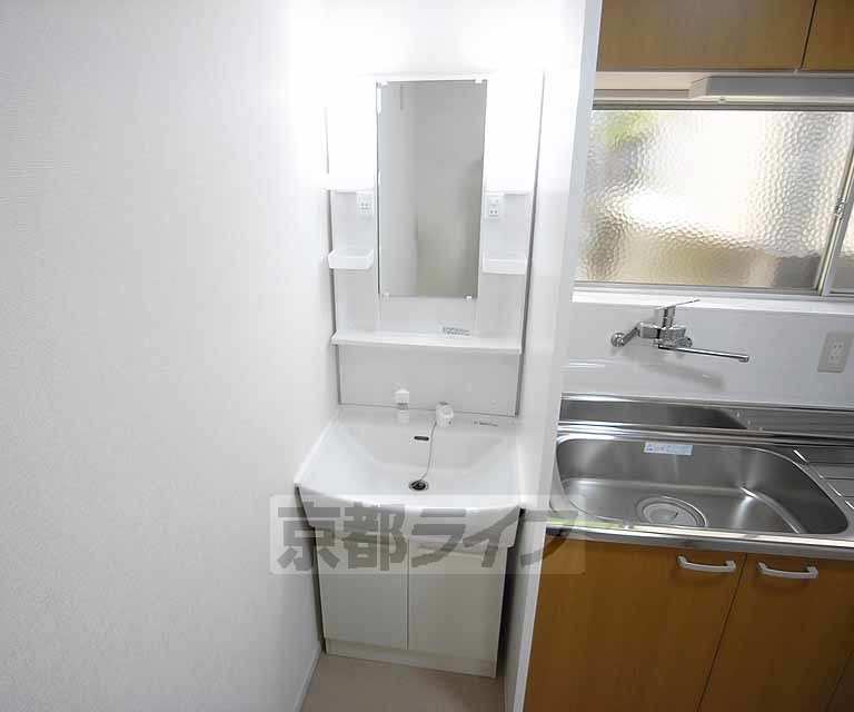 洗面設備　独立洗面台付きです。