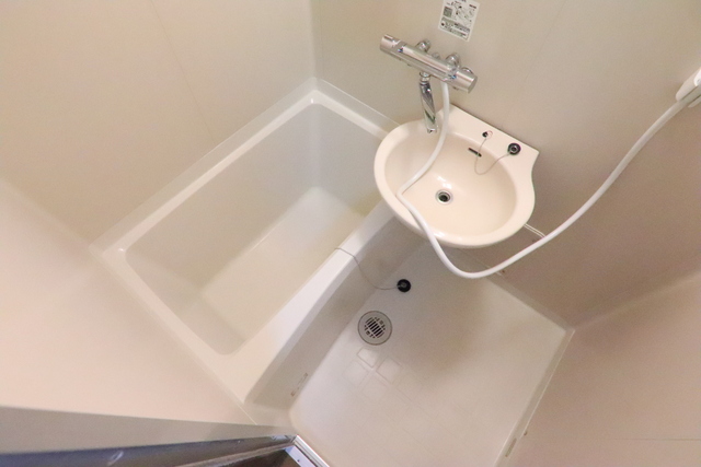 バス・シャワールーム　サーモスタットの水栓で温度調節楽々♪明るい色調のユニットバス