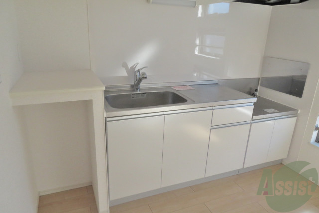 キッチン　キッチン横には棚が付いております。