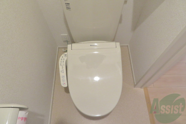 トイレ　ウォッシュレットが付いていますので、使いやすいですね。