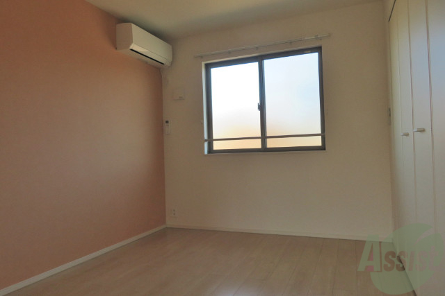 その他部屋・スペース　６帖の洋室はオレンジの壁紙がアクセントになっております。