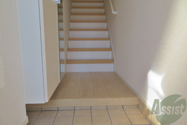 玄関　玄関からはお部屋がすぐに見えないので安心です。