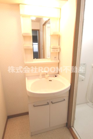 洗面設備　独立洗面化粧台が付いています