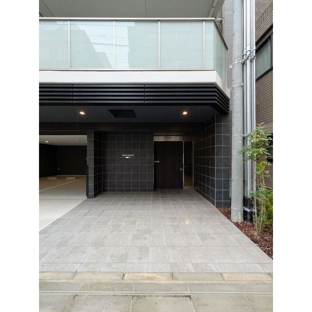 エントランス　落ち着いたエントランスです