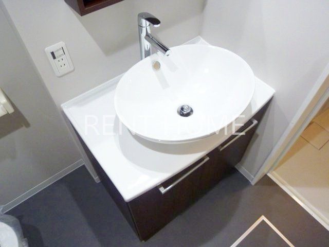 洗面設備　おしゃれな独立洗面台です。