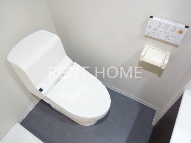 トイレ　温水洗浄便座付きのトイレです。