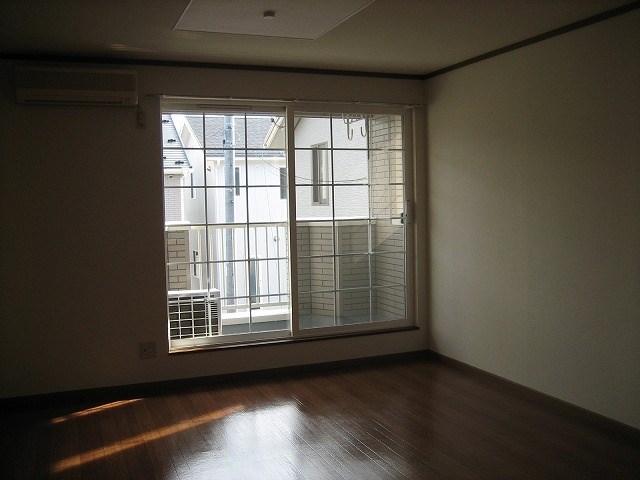 居室・リビング　写真は101号室です（参考）